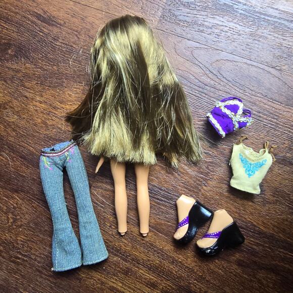 Bratz Funk Out Fianna Reproduction Doll with Outfit Shoes Earrings + Extra Top - Picture 6 of 6